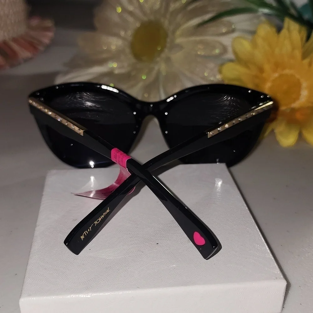 NWT BETSEY JOHNSON SUNGLASSES - Picture 4 of 6